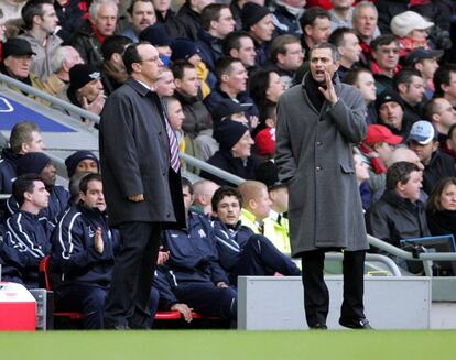 Mourinho y el entrenador del Liverpool, Rafael Benítez, gritan instrucciones a sus jugadores durante el partido que disputaron en el estadio de Anfield en Liverpool el 1 de enero de 2005. El Chelsea ganó 1- 0.