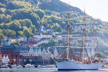 Una fragata atracada en el puerto noruego de Bergen.