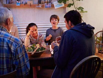 Una familia disfruta de la cena.