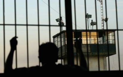 Un preso observa desde la ventana de su celda una torre de vigilancia en una cárcel mexicana.