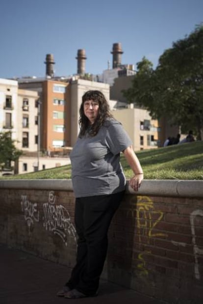 La Mireia, davant del parc de Sant Pau del Camp, desallotjat per la policia.