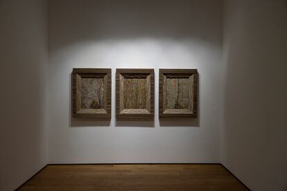 Un trío de cuadros de tapiz con marcos de cartón esculpido.