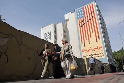 Varias personas pasan junto a un mural con el mensaje "Abajo los Estados Unidos" en la capital de Irán.