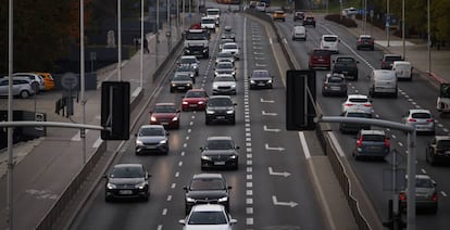 Coches, en una carretera de Polonia. 