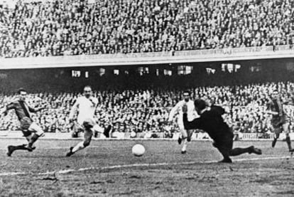 Di Stéfano logra ante Ramallets, en presencia de Segarra, Gento y Garay, uno de los goles del 3-5 del Madrid al Barcelona en la temporada 1960-61.