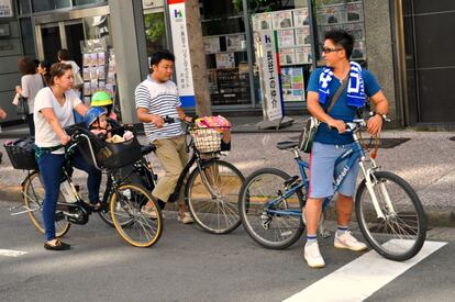 Una familia paseando en bici en Kioto.