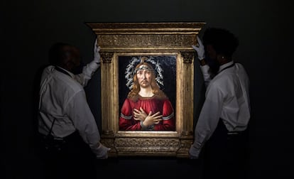 La obra de Sandro Botticelli 'Cristo, varón de dolores', antes de ser subastado en la casa Sotherby's en Nueva York.