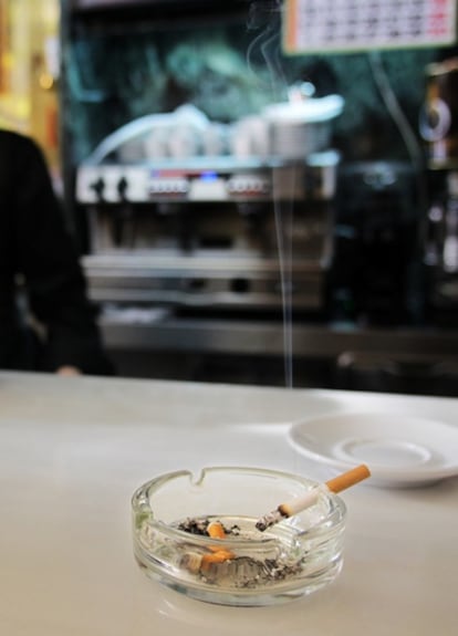 Un cigarrillo se consume en un cenicero, en el bar- restaurante Montecarmelo de la localidad de El Álamo ( Madrid) , establecimiento que se muestra en contra de la prohibición total de fumar en los bares en aplicación de la ley antitabaco.