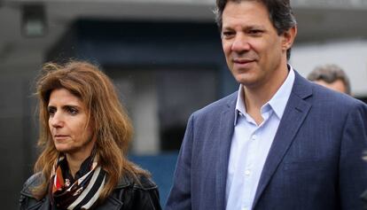 Haddad e sua mulher, Ana Estela, após visitarem Lula na cadeia. 