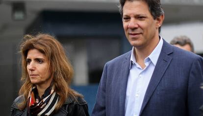 Haddad e sua mulher, Ana Estela, após visitarem Lula na cadeia.