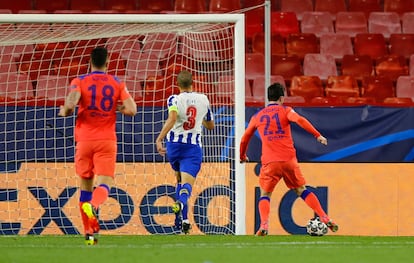 Chilwell marca el segundo gol para el Chelsea ante el Oporto este miércoles en el Sánchez Pizjuán.