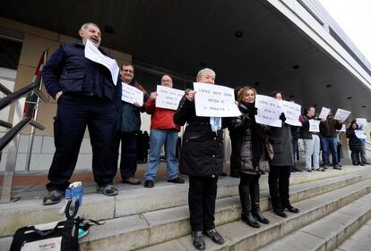 Concentración de delegados de ELA ante la sede del Gobierno en Vitoria.