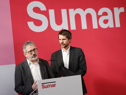 El portavoz de Sumar, Ernest Urtasun, durante la rueda de prensa de este lunes en Madrid. Junto a él, Carlos Martín.