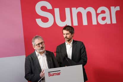 El portavoz de Sumar, Ernest Urtasun, durante la rueda de prensa de este lunes en Madrid. Junto a él, Carlos Martín.