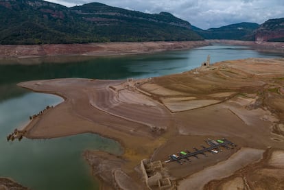 Vista del extremadamente vacío embalse de Sau (Barcelona), el 18 de abril, donde se estaba trasvasando agua hacia el de Susqueda para evitar el deterioro que ocurre en niveles muy bajos.