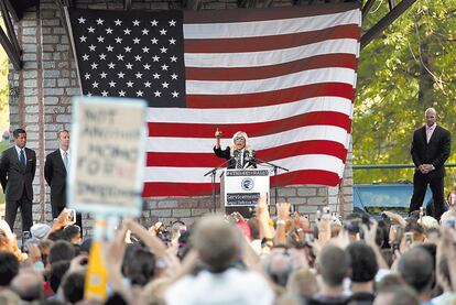 <b>Lady Gaga, 
el pasado 21 de septiembre, en Maine, dando un discurso a favor 
de la revocación de la ley <i>Don't ask, don't tell.</i></b>