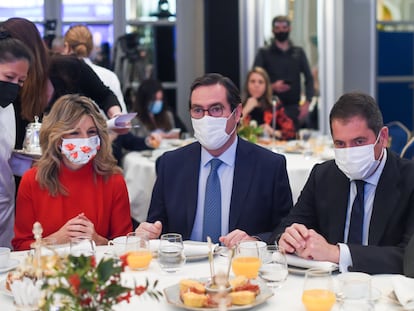 La vicepresidenta Yolanda Díaz conversa con el presidente de la CEOE, Antonio Garamendi, y Gerardo Cuerva, presidente de Cepyme, en un desayuno informativo el día 16.