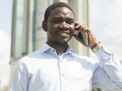 Un ejecutivo habla por teléfono frente a un emblematico edificio de oficinas en el barrio de Kilimani, en Nairobi (Kenia)