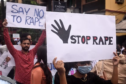 Manifestación en Calcuta (India) en 2022 contra las decisiones judiciales en un caso de violación.