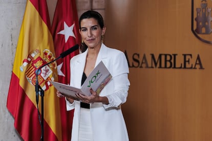 Roco Monasterio, anuncia que deja su acta de diputada en la Asamblea, durante un pleno en la Asamblea de Madrid, este jueves.