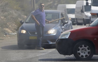 Abraham Asher Hasnu, de 54 años y residente en el asentamiento de Kiryat Arba, colindante con Hebrón, circulaba por la ruta 60 cuando su vehículo fue apedreado por un grupo de jóvenes manifestantes en la zona del campo de refugiados palestino de Al Fawar. Hasnu se detuvo y salió de su vehículo.