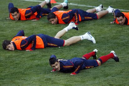 Los jugadores de la selección disfrutaron mucho durante el entrenamiento. En la imagen, Torres, Busquets, Capdevila, Villa y Xavi completan un ejercicio.