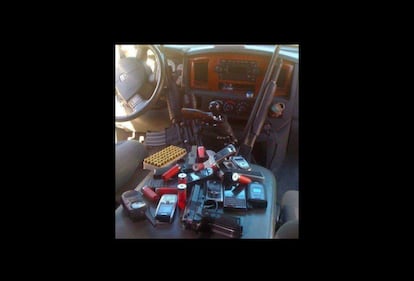 El interior de una camioneta blindada publicada en la cuenta de Twitter @alfredoguzma, que supuestamente corresponde al hijo del Chapo Guzmán, líder del cártel de Sinaloa.