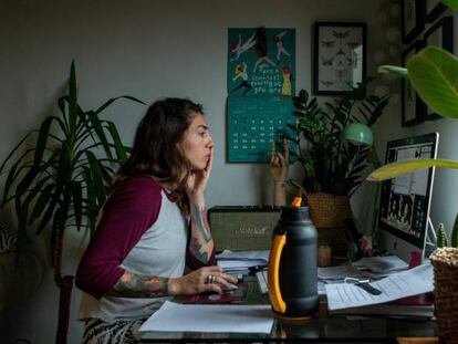 Una autónoma trabajando desde su casa durante el estado de alarma.