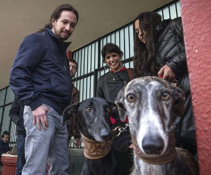 El l&iacute;der de Podemos, Pablo Iglesias y la candidata de su partido a la Junta de Andaluc&iacute;a, Teresa Rodr&iacute;guez, en el centro, se detiene durante su paseo por C&aacute;diz para hablar con una chica que paseaba a sus perros.