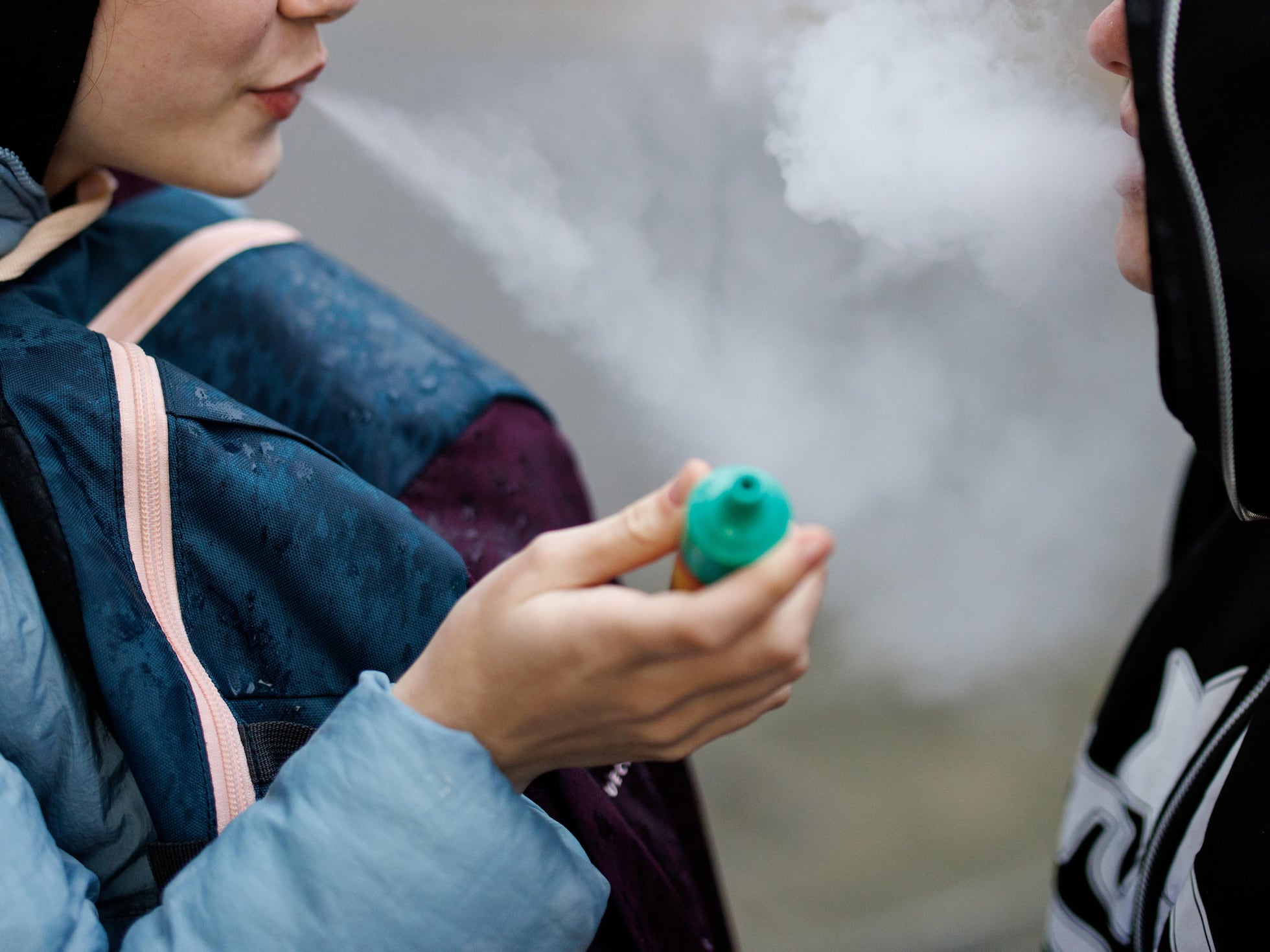 El vapeo ya es más común que el tabaquismo entre los jóvenes, y sus riesgos van más allá de los daños pulmonares y cerebrales | Salud y bienestar | EL PAÍS