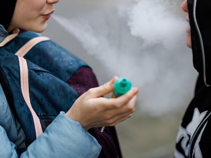 Dos jóvenes vapean en Londres, Inglaterra, el pasado marzo.