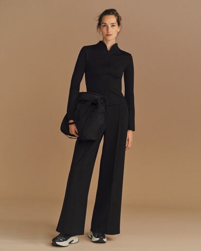 Con chaqueta ajustada y pantalón recto, así es el chándal diferente que propone OYSHO.