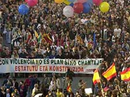 Imagen de la cabecera de la marcha que ha recorrido San Sebastián.
