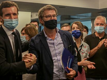 El presidente nacional del Partido Popular, Pablo Casado (1i) y el presidente de la Xunta de Galicia, Alberto Núñez Feijóo (2i) se saludan durante la reunión del Comité Ejecutivo Nacional del Partido Popular en la sede nacional del partido, en Madrid (España).