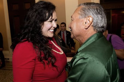 La diputada Lorena Gonz&aacute;lez saluda al presidente del sindicato UFW, Arturo Rodr&iacute;guez, tras aprobarse la ley.