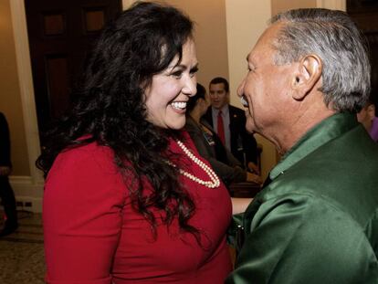 La diputada Lorena González saluda al presidente del sindicato UFW, Arturo Rodríguez, tras aprobarse la ley.