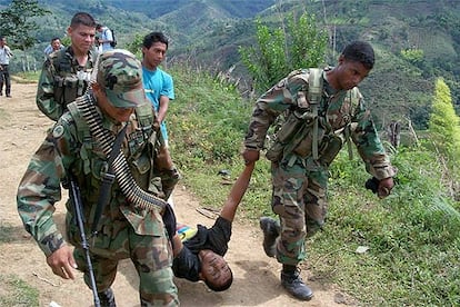 Soldados colombianos trasladan el cadáver de un guerrillero de las FARC en Caldono, al sur de Bogotá.