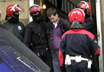 Varios agentes de la Ertzaintza trasladan a un detenido en el casco viejo de Bilbao.