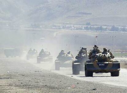 Una columna de carros de combate turcos avanza en dirección a Irak cerca de la ciudad fronteriza de Silopi.