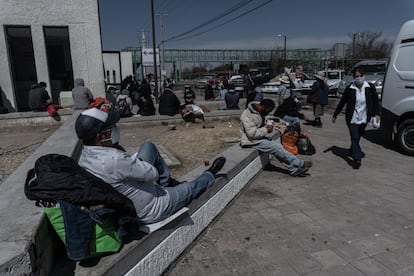 Familiares de enfermos esperan por noticias a las afueras del Hospital General de Atlacomulco.