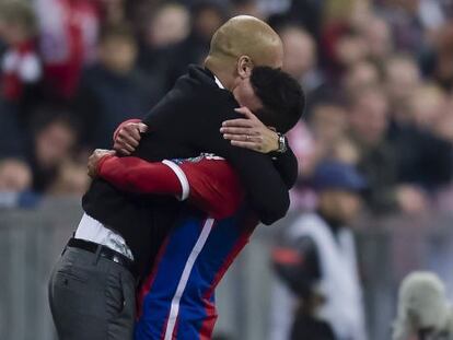 Guardiola y Thiago se abrazan en el partido ante el Oporto.