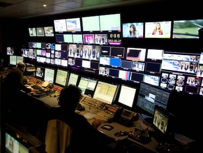 Control de informativos de Telecinco en su sede central de Fuencarral en Madrid.