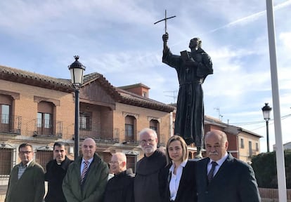 Una escultura de fray Sebastián preside una plaza céntrica de Totanés.