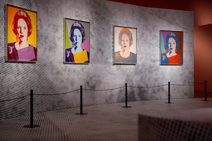 Los retratos de las cuatro reinas de Andy Warhol expuestos en una de las salas del museo del palacio Het Loo, en Apeldoorn.