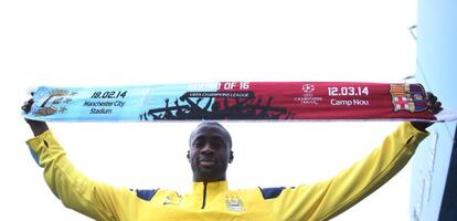 Yaya Touré con la bufanda del del encuentro.