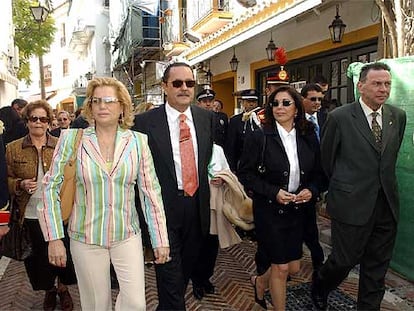 Maite Zaldivar, Julián Muñoz e Isabel Pantoja en Marbella en febrero de 2003.