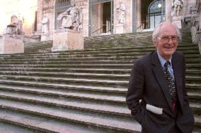 Raymond Carr, ayer por la tarde en las escalinatas de la Biblioteca Nacional.