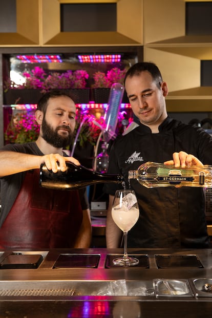 David y Mario Villalón, en la barra de la coctelería madrileña Angelita, elevando las cotas de sabor de un buen St-Germain Spritz.