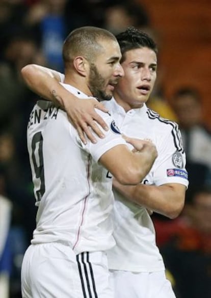 Benzema celebra con James Rodríguez su gol al Liverpool