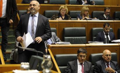 Pastor (de pie), en un momento del pleno. Sentados, en primera fila, el 'lehendakari' y el consejero de Interior, Rodolfo Ares (derecha).